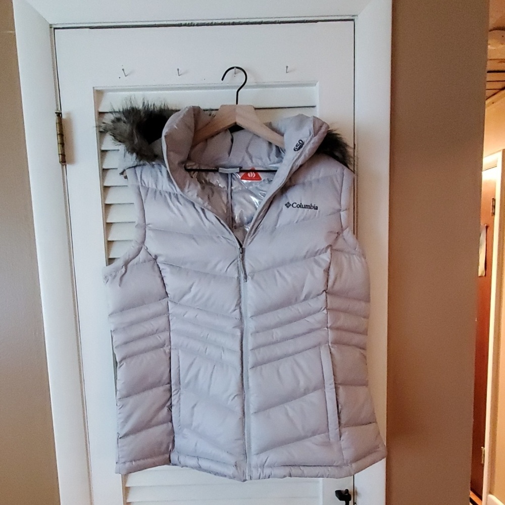 Columbia puffy vest with hood